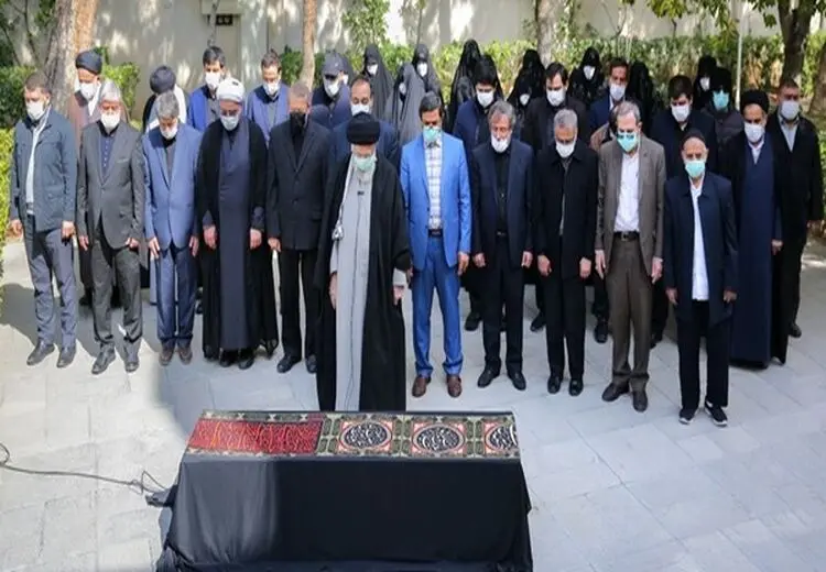 اقامه نماز رهبر انقلاب بر پیکر همسر شهید آیت‌الله مطهری + عکس