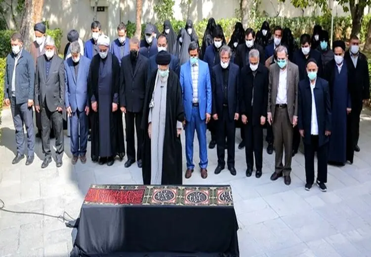 اقامه نماز رهبر انقلاب بر پیکر همسر شهید آیت‌الله مطهری + عکس