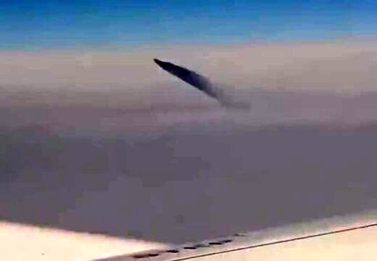 مشاهده یک شی عجیب در آسمان و بهت مسافر هواپیما + فیلم