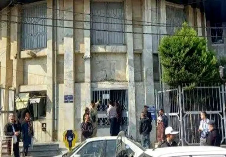 مشتری عصبانی در بانک را روی کارمندان قفل کرد !