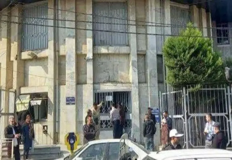 مشتری عصبانی در بانک را روی کارمندان قفل کرد !