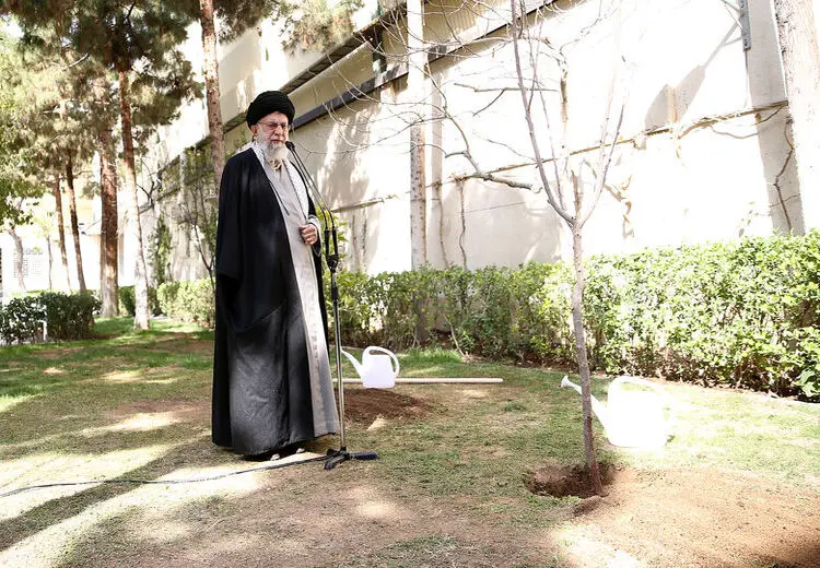 رهبر انقلاب: مسمومیت دانش‌آموزان یک جنایت بزرگ و غیر قابل اغماض است