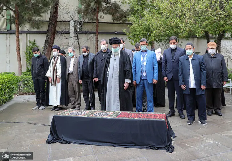 اقامه نماز رهبر انقلاب بر پیکر مرحوم حسن غفوری فرد