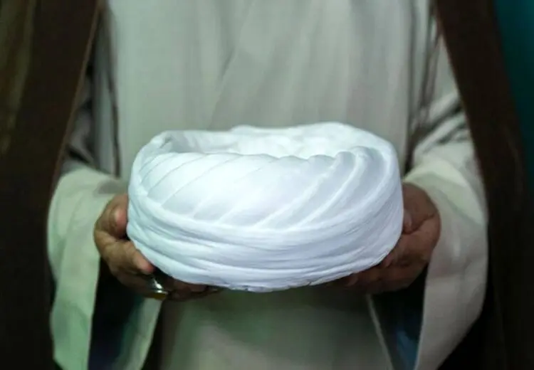 عمامه گذاری طلبه توسط مادرش + عکس