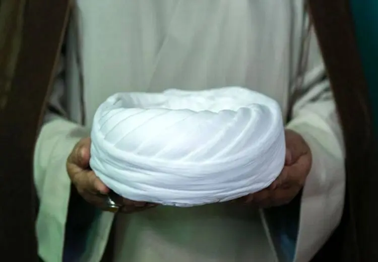عمامه گذاری طلبه توسط مادرش + عکس
