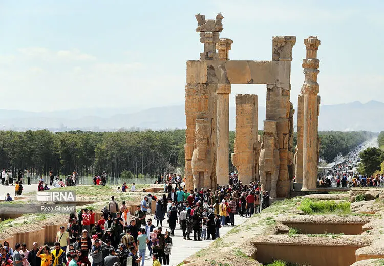 میزبانی تخت جمشید از گردشگران