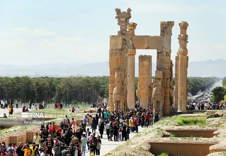 میزبانی تخت جمشید از گردشگران