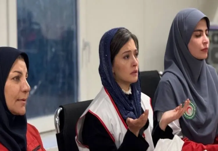 پردیس احمدیه بازیگر در جمع نیروهای هلال احمر در لحظه تحویل سال ۱۴۰۵ + عکس