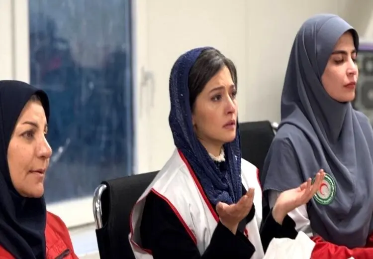 پردیس احمدیه بازیگر در جمع نیروهای هلال احمر در لحظه تحویل سال ۱۴۰۵ + عکس