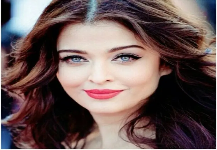 لباس عجیب خانم بازیگر مشهور هندی در جشنواره کن (عکس)