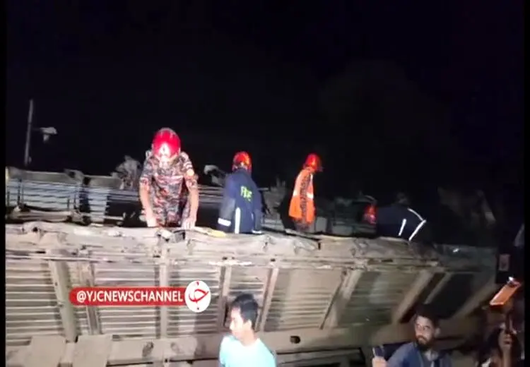 مرگ ۱۳ نفر در اثر برخورد دو قطار 