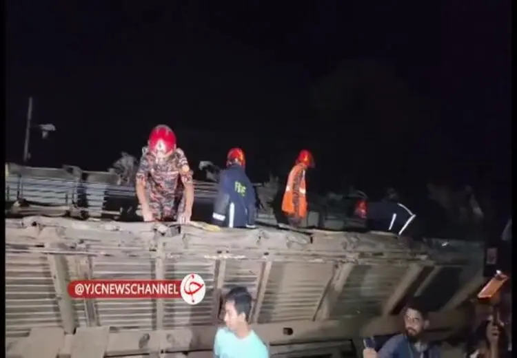 مرگ ۱۳ نفر در اثر برخورد دو قطار 