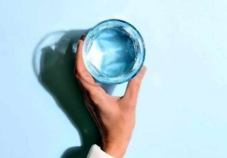 نوشیدن آب قبل از خواب برای سلامتی مفید است یا مضر؟