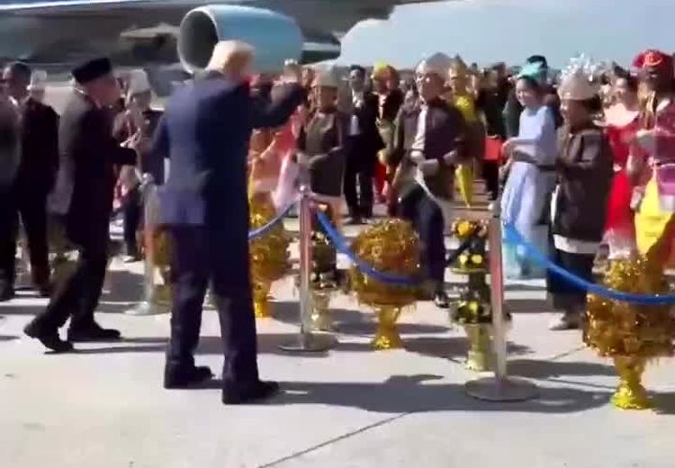 رقص ترامپ در بدو ورود به مالزی