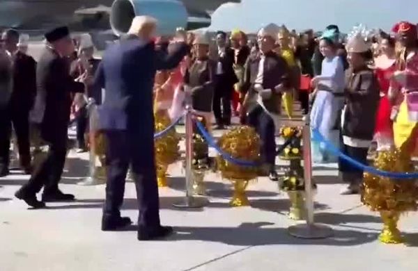 رقص ترامپ در بدو ورود به مالزی