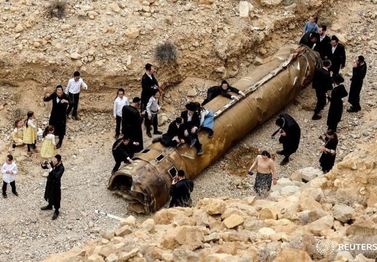 حضور خاخام‌های اسراییلی در کنار بوستر موشک‌ ایرانی