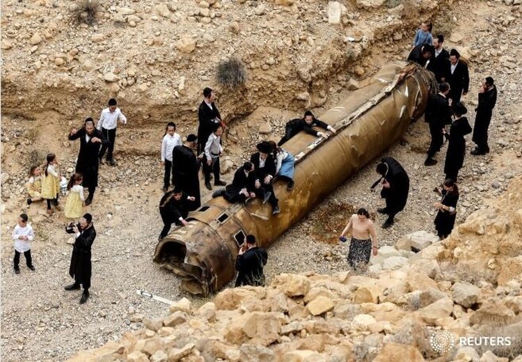 حضور خاخام‌های اسراییلی در کنار بوستر موشک‌ ایرانی