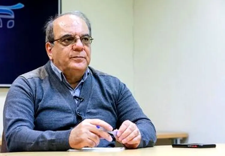 عباس عبدی: می‌گویند عملکرد روحانی باعث شد مشارکت مردم در انتخابات ۱۴۰۰ نصف شود؛ پس حتما عملکرد رییسی، مردم را فوج فوج پای صندوق رای می‌آورد!