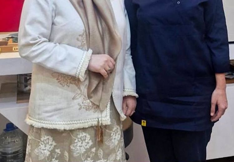 پوشش متفاوت خانم مجری بیرون از صداوسیما