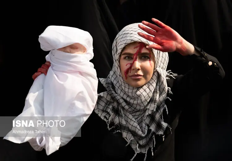 عکسی متفاوت از راهپیمایی ۱۳ آبان