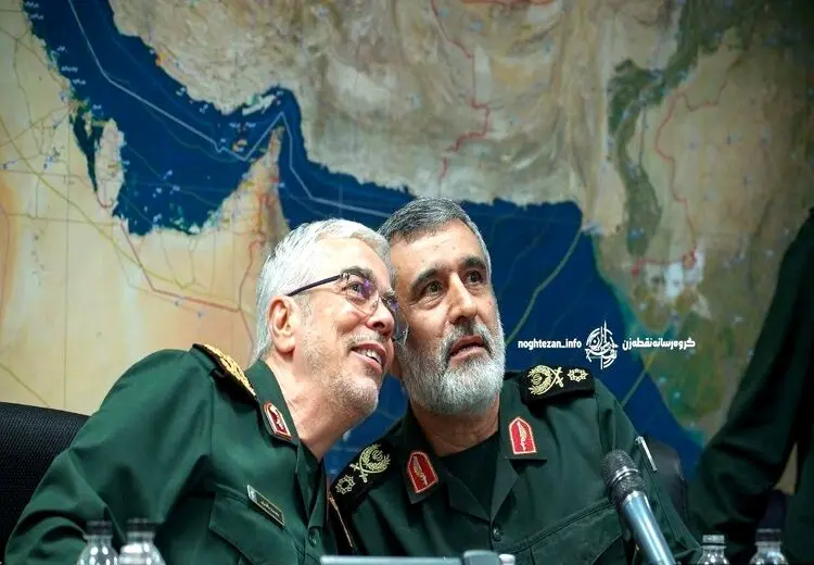 تصویری از سردار حاجی زاده و سردار باقری در اتاق عملیات "وعده صادق 2"