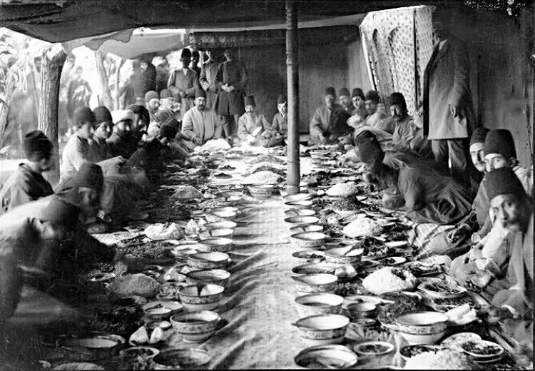 تصویر دیدنی از سفره نذری محرم در دوران قاجار