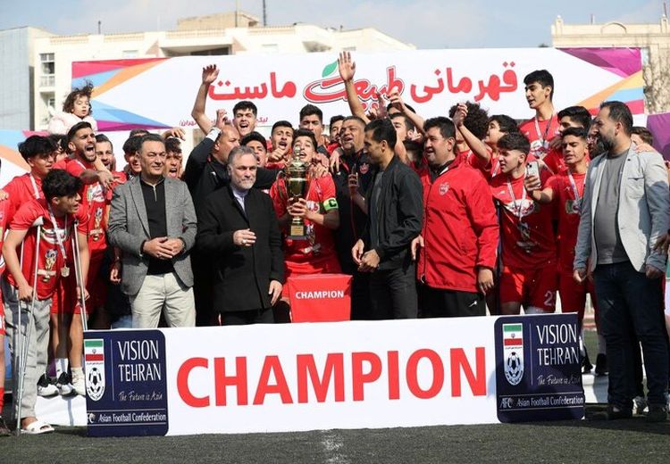 همسر و فرزند هادی نوروزی در جشن قهرمانی نوجوانان پرسپولیس + عکس