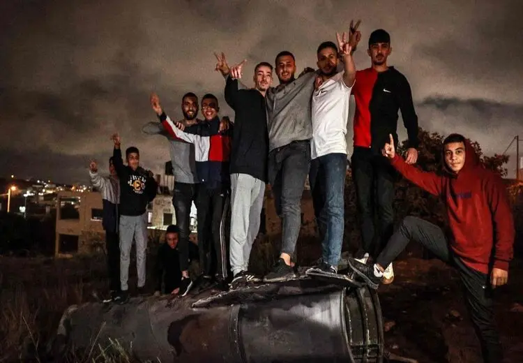عکس یادگاری فلسطینی‌ها با موشک‌های ایران