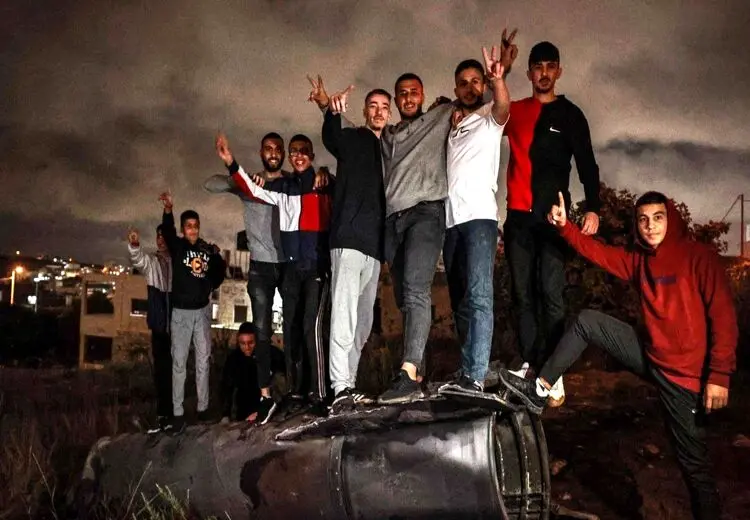 عکس یادگاری فلسطینی‌ها با موشک‌های ایران