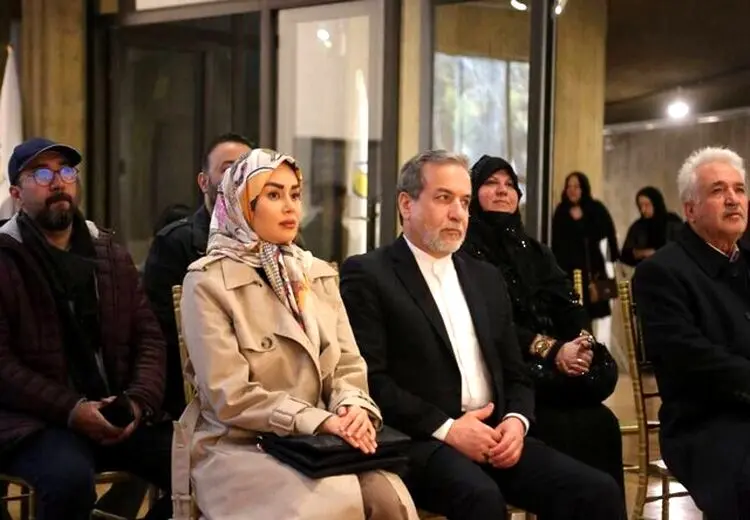 تغییر پوشش همسر عراقچی در یک نمایشگاه