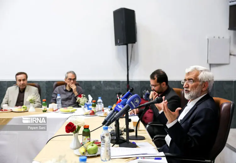 عدم استقبال هنرمندان از حضور در نشست سعید جلیلی/ عکس