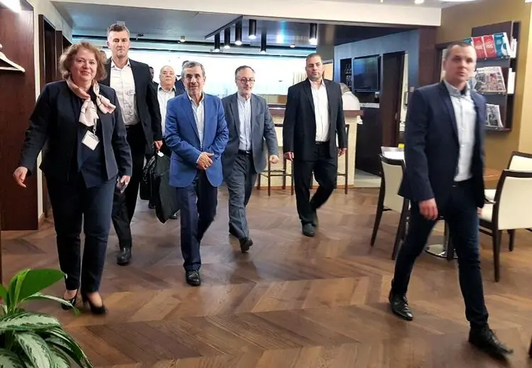  تیپ احمدی نژاد در سفر به مجارستان