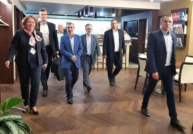  تیپ احمدی نژاد در سفر به مجارستان