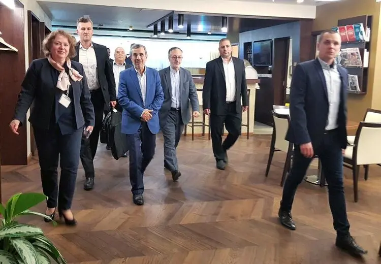  تیپ احمدی نژاد در سفر به مجارستان
