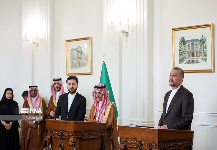 واکنش امیرعبداللهیان به جابجایی سالن نشست خبری با همتای عربستانی‌اش به خاطر عکس سردار سلیمانی
