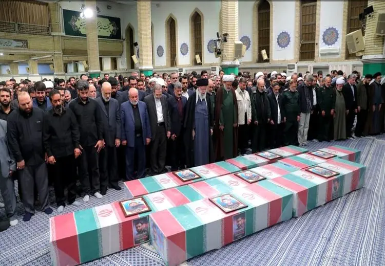 اقامه نماز بر پیکر 7 شهید حمله تروریستی اسراییل توسط رهبر انقلاب + عکس