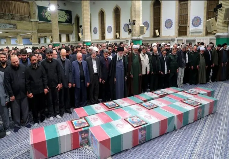 اقامه نماز بر پیکر 7 شهید حمله تروریستی اسراییل توسط رهبر انقلاب + عکس