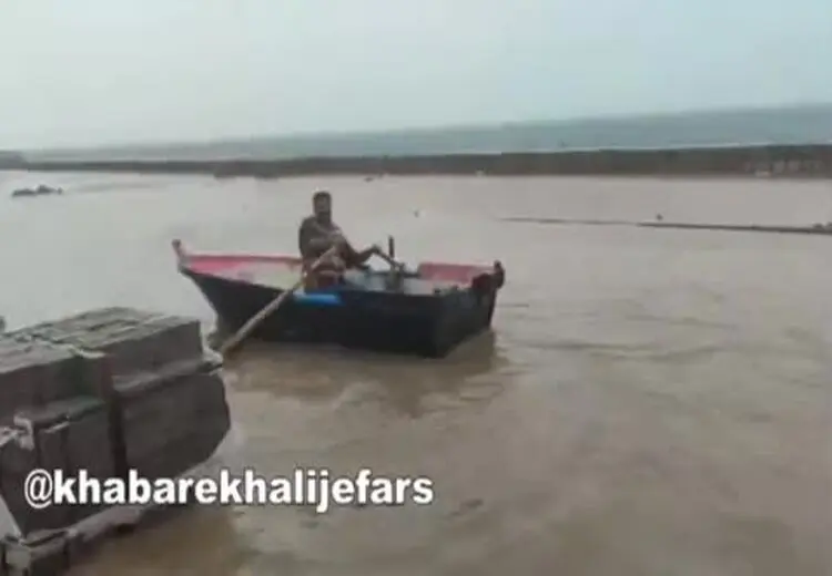 قایق سواری ساکنین جزیره هرمز در معابر! 