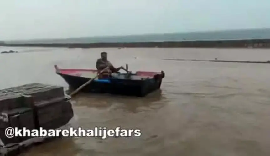 قایق سواری ساکنین جزیره هرمز در معابر! 