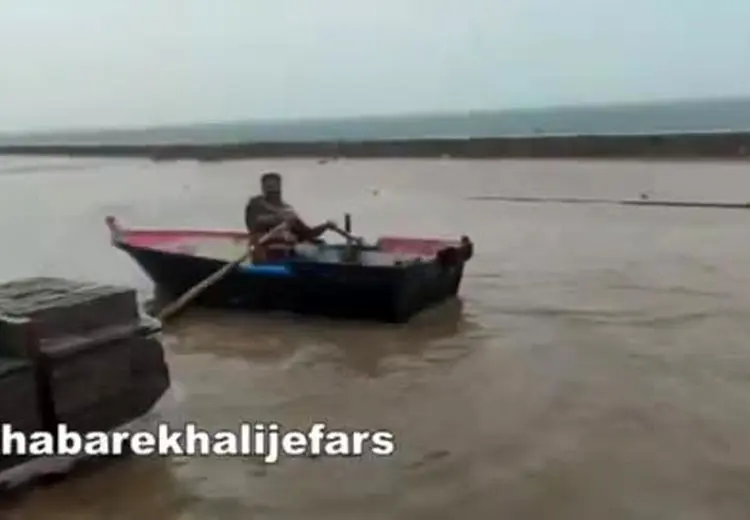 قایق سواری ساکنین جزیره هرمز در معابر! 