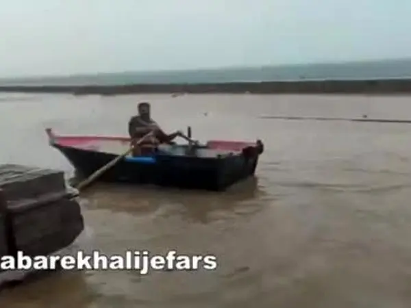 قایق سواری ساکنین جزیره هرمز در معابر! 
