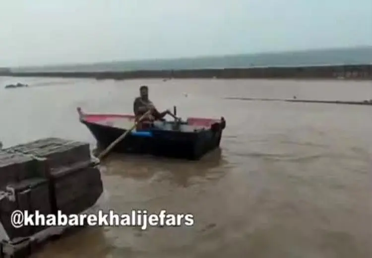 قایق سواری ساکنین جزیره هرمز در معابر! 