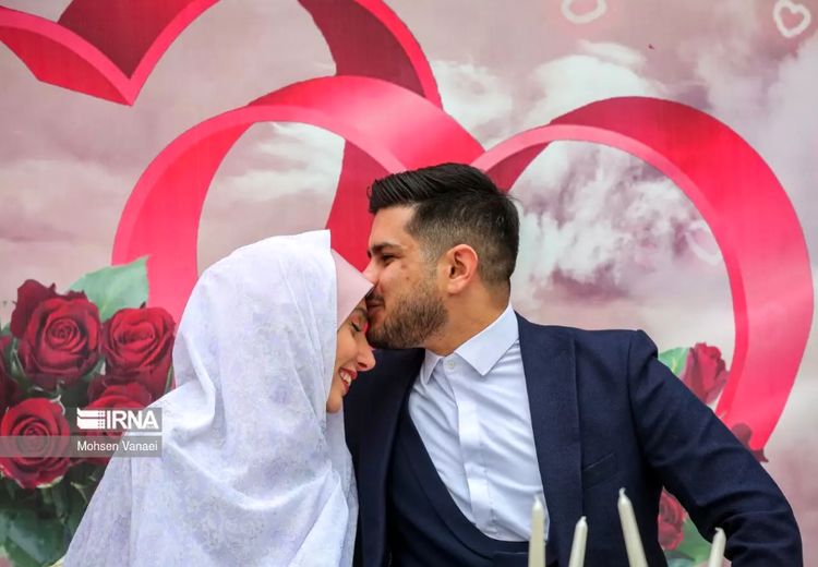 بوسه داماد بر پیشانی عروس در دانشگاه/ عکس
