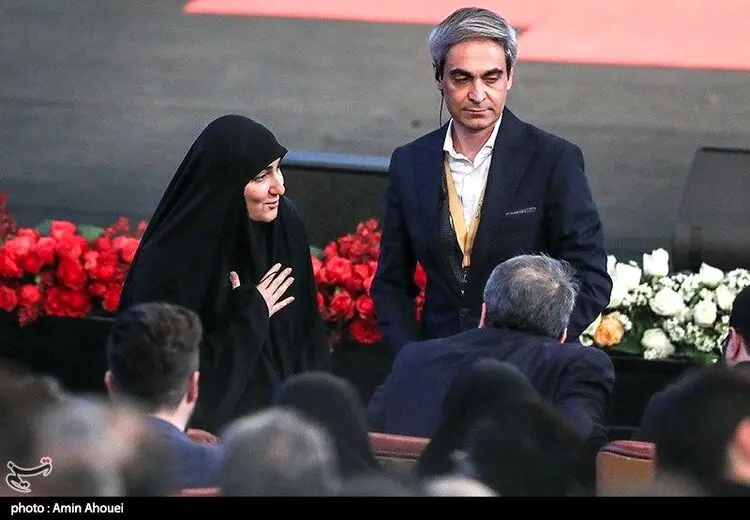در آغوش کشیدن زینب سلیمانی توسط خانم کارگردان + عکس