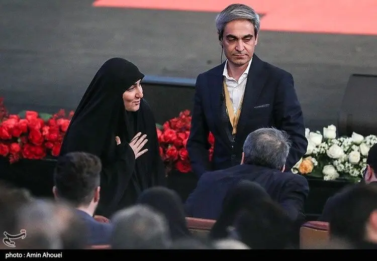 در آغوش کشیدن زینب سلیمانی توسط خانم کارگردان + عکس