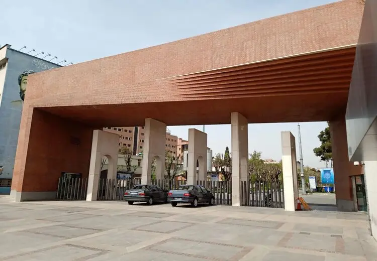 انتقاد روزنامه اصولگرا از نامه رییس دانشگاه شریف درباره سهمیه‌ای بودن دانشجویان هتاک و فحاش  