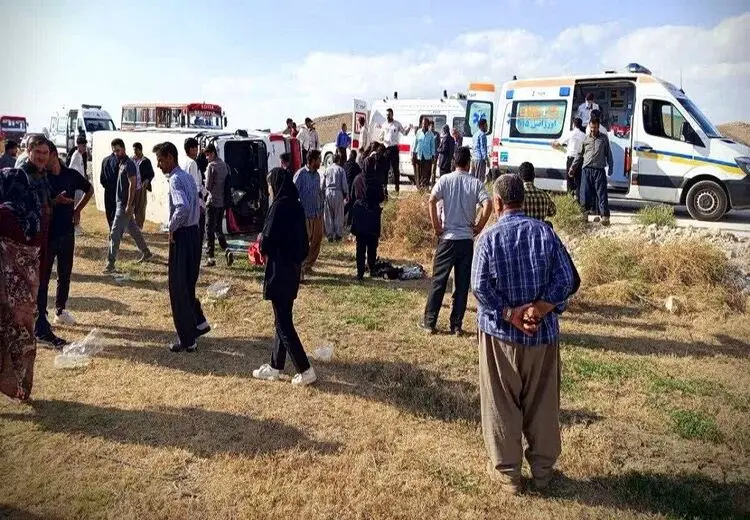 واژگونی مینی‌بوس حامل دانش‌آموزان در نقده ۱۳ مصدوم بر جا گذاش