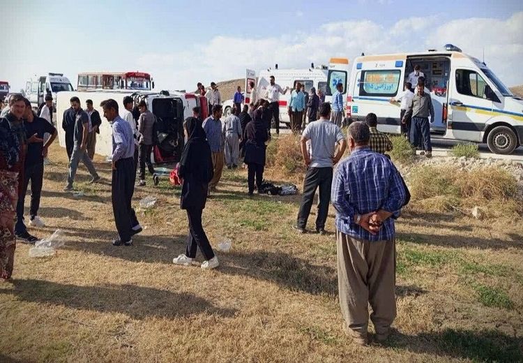 واژگونی مینی‌بوس حامل دانش‌آموزان در نقده ۱۳ مصدوم بر جا گذاش