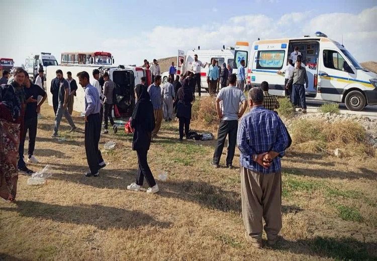 واژگونی مینی‌بوس حامل دانش‌آموزان در نقده ۱۳ مصدوم بر جا گذاش