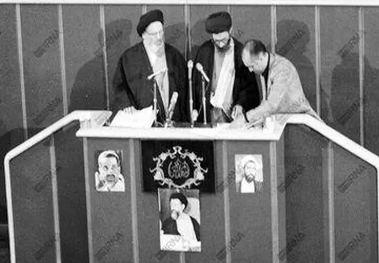 ادای سوگند آیت الله خامنه‌ای در حضور رئیس قوه قضاییه